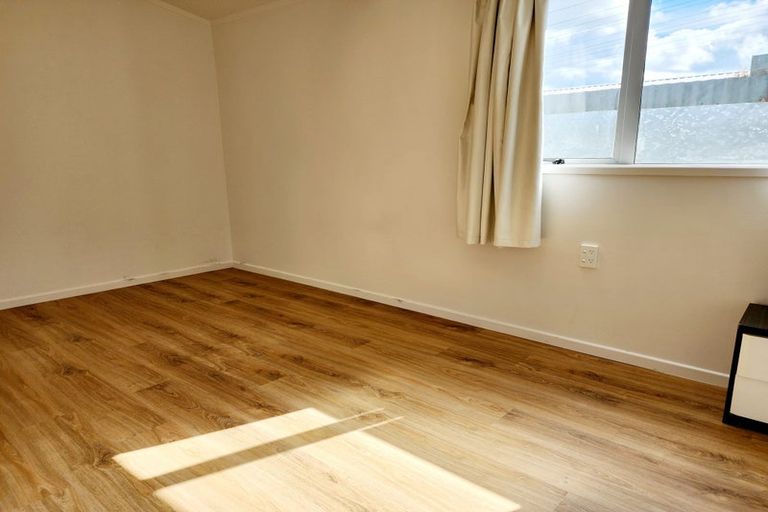 Photo of property in 4 Paton Avenue, Te Atatu South, Auckland, 0610