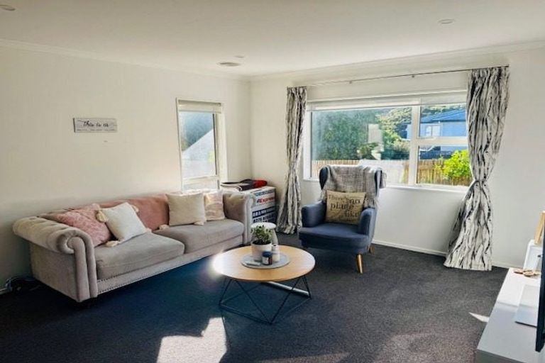 Photo of property in 8 Antigua Way, Grenada Village, Wellington, 6037