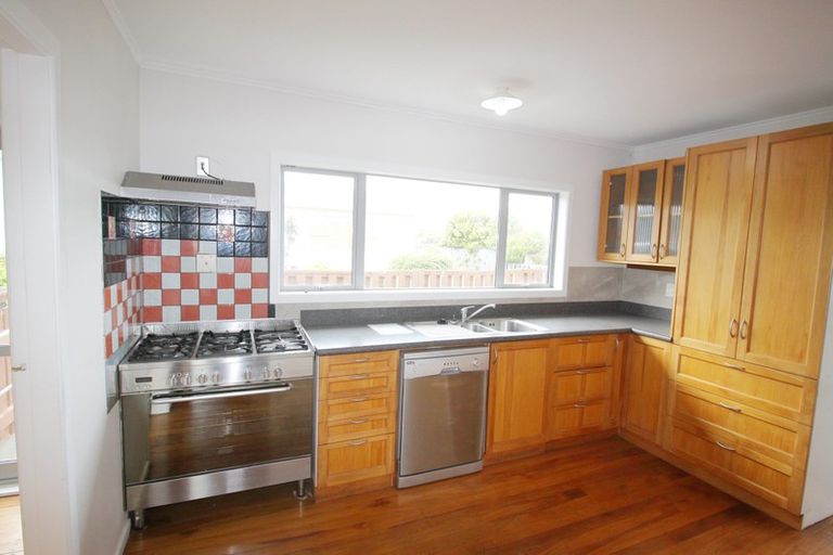 Photo of property in 30 Somes Crescent, Newlands, Wellington, 6037