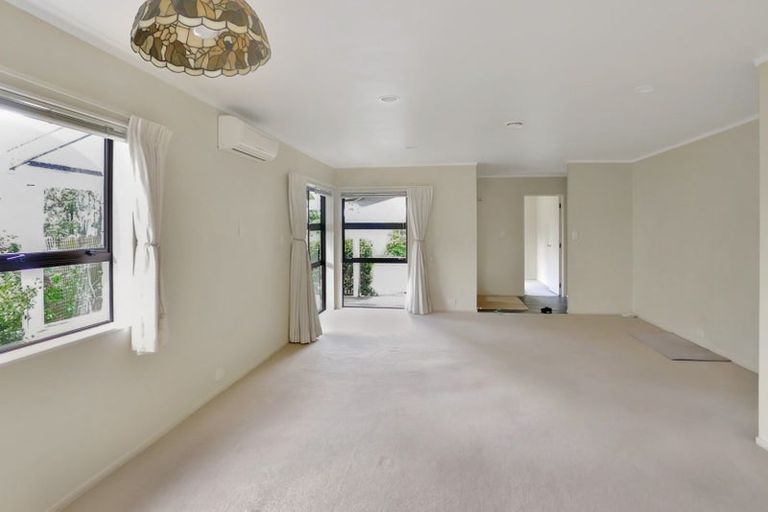 Photo of property in 31 Glucina Avenue, West Harbour, Auckland, 0618