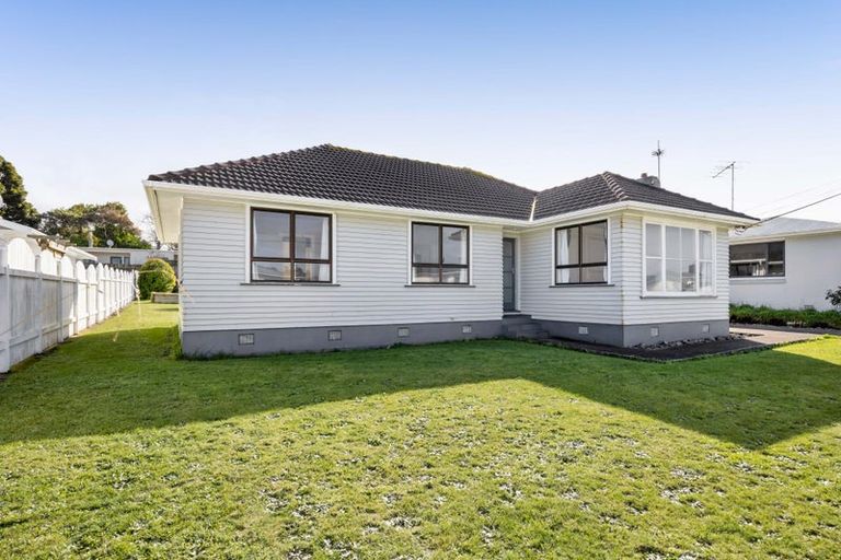Photo of property in 10 Ramanui Avenue, Hawera, 4610