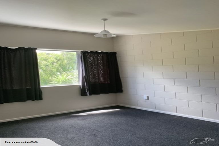 Photo of property in 21f8 Collins Avenue, Tawa, Wellington, 5028