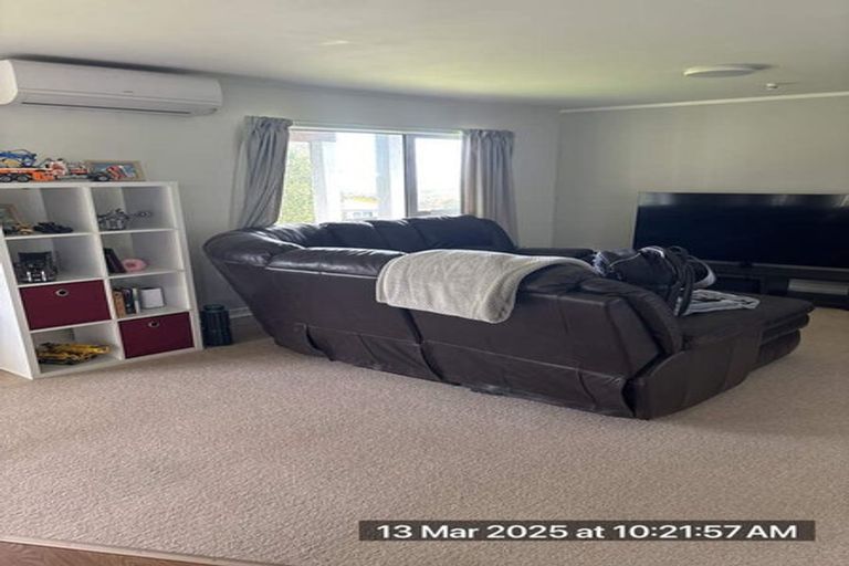 Photo of property in 10 Arahanga Grove, Maupuia, Wellington, 6022