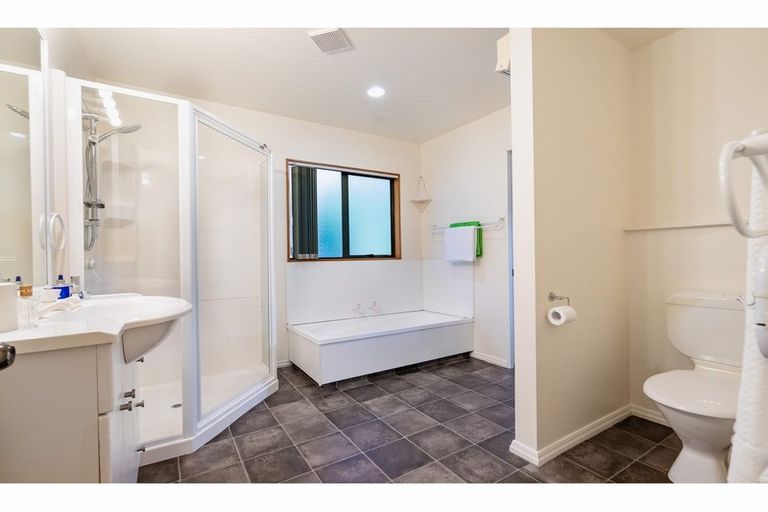 Photo of property in 208b Glengarry Road, Glen Eden, Auckland, 0602