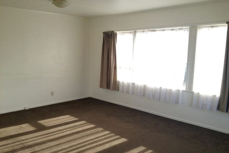 Photo of property in 1/44 Lysander Crescent, Beach Haven, Auckland, 0626