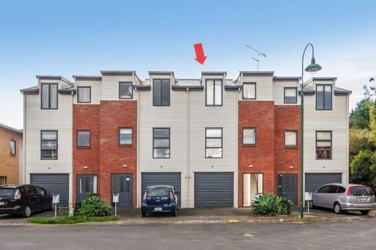 Photo of property in 28 Verdale Circle, Glen Eden, Auckland, 0602