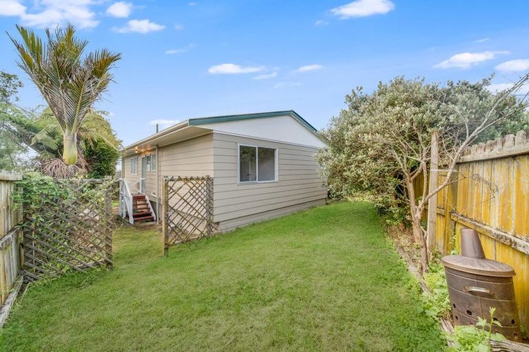 Photo of property in 2 Netherlands Avenue, Kelston, Auckland, 0602