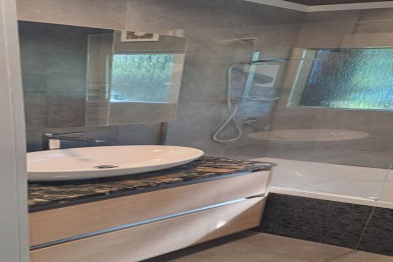 Photo of property in 2/21 Malters Place, Browns Bay, Auckland, 0630