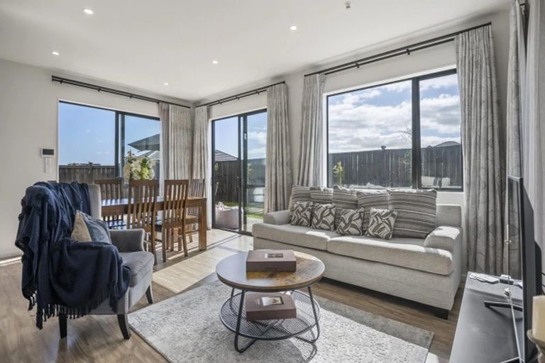 Photo of property in 11 Koiora Road, Clarks Beach, 2122
