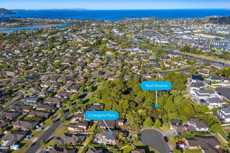 Photo of property in 13 Seagate Place, Red Beach, 0932