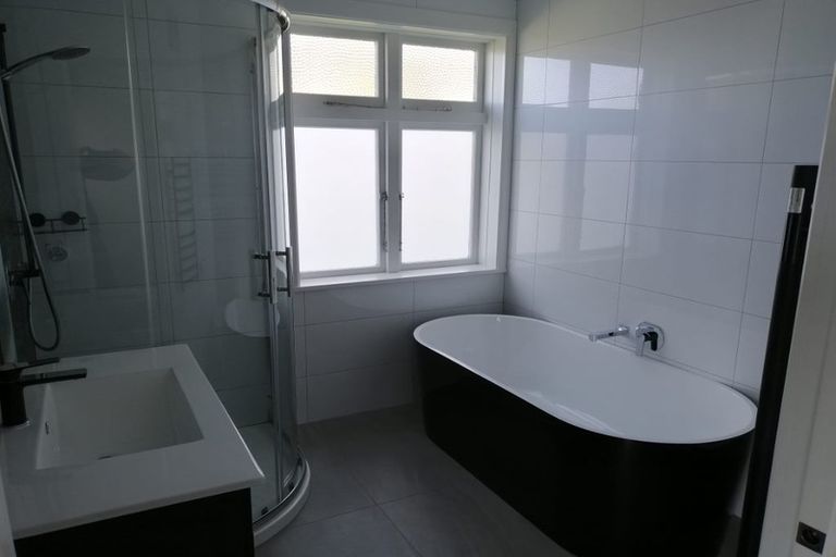 Photo of property in 10f1- Victoria Street, Ebdentown, Upper Hutt, 5018