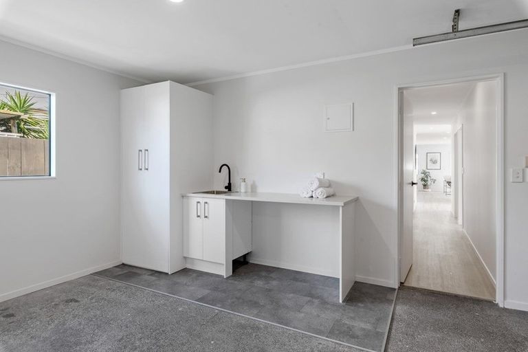 Photo of property in 122a Lynwood Road, New Lynn, Auckland, 0600