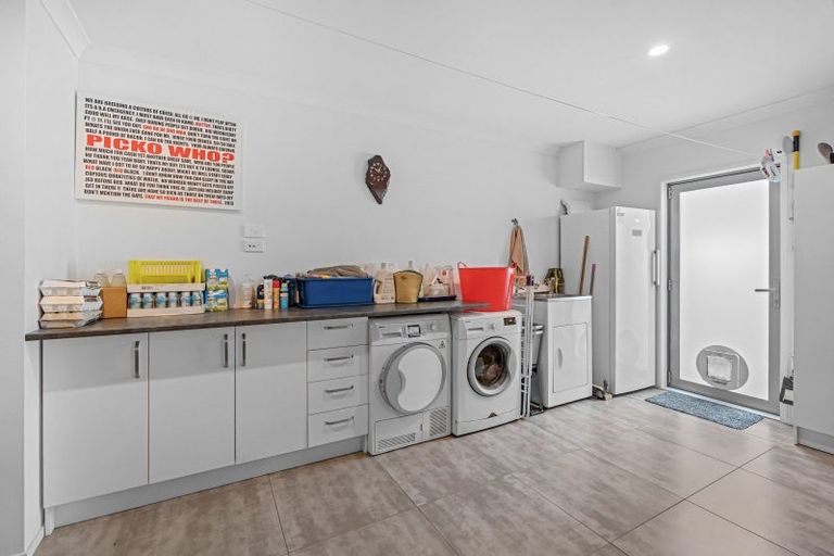 Photo of property in 6 Fred Carr Place, One Tree Point, 0118