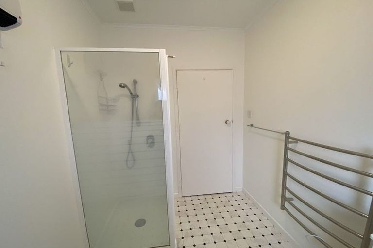 Photo of property in 194 East Coast Road, Forrest Hill, Auckland, 0620