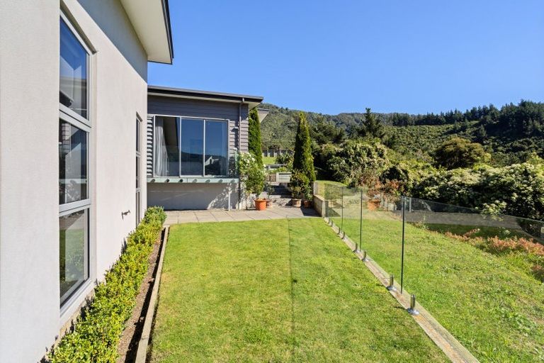 Photo of property in 16 Harbour View Heights, Picton, 7220