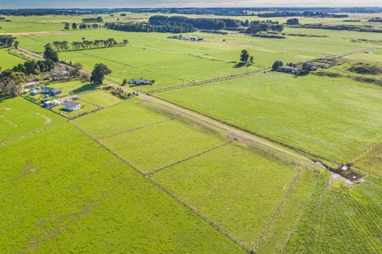 Photo of property in 130 Cummerfield Road, Foxton, 4891