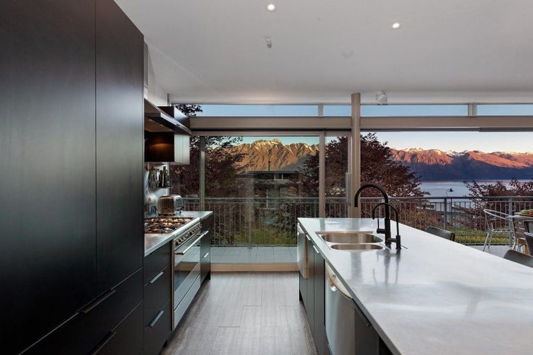 Photo of property in 6 Whitbourn Place, Fernhill, Queenstown, 9300