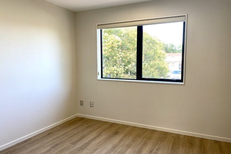 Photo of property in 1/38 Santiago Crescent, Unsworth Heights, Auckland, 0632