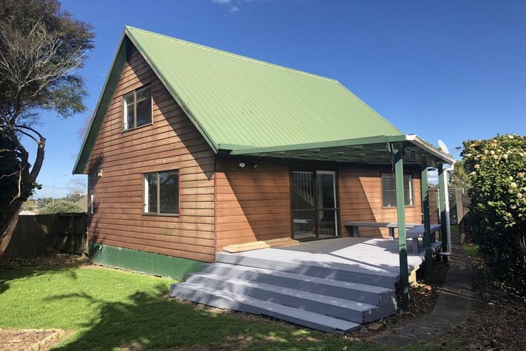 Photo of property in 1/92 Target Road, Totara Vale, Auckland, 0629