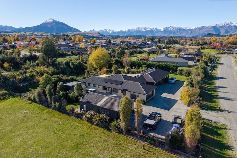 Photo of property in 10 Jack Young Place, Albert Town, Wanaka, 9305