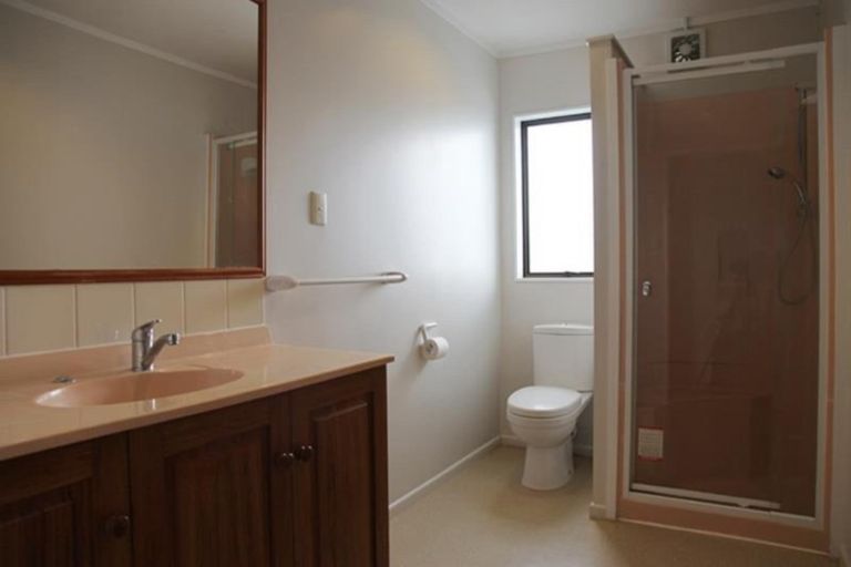 Photo of property in 17 Pitlochry Place, Highland Park, Auckland, 2010