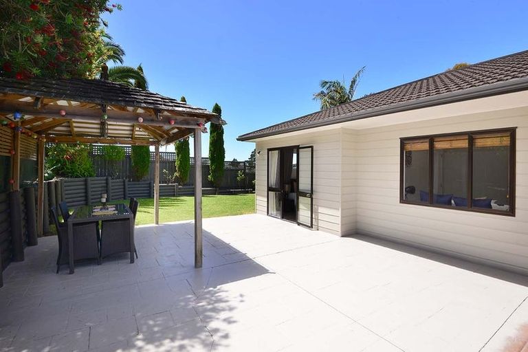 Photo of property in 31 Ronald Macken Place, Windsor Park, Auckland, 0632
