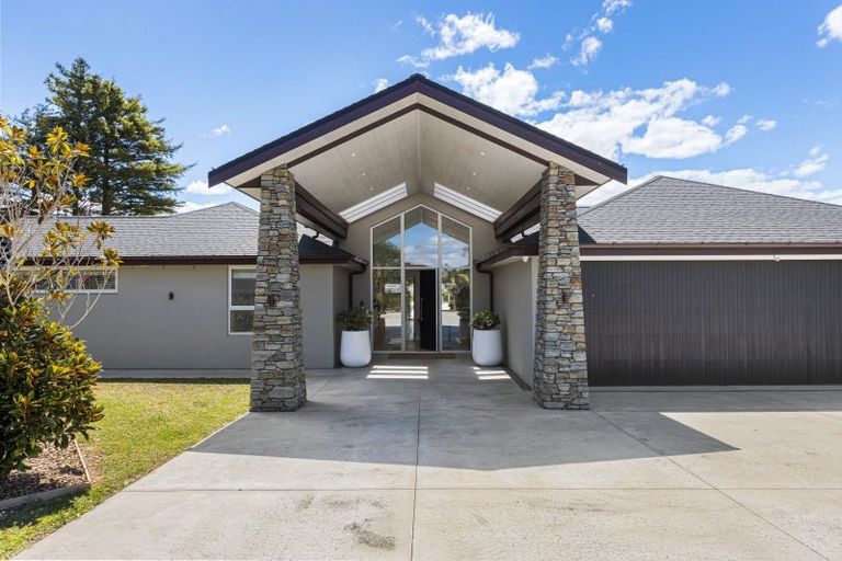 Photo of property in 8a Jelas Drive, Riverhead, Kumeu, 0892
