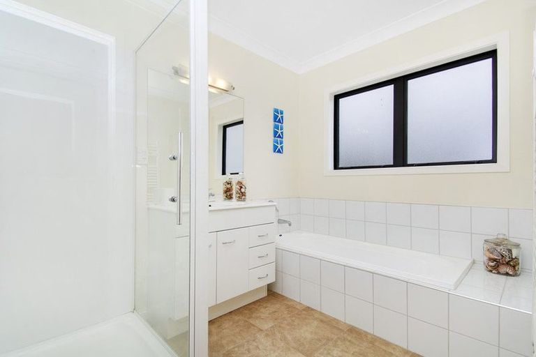 Photo of property in 189 Woodman Drive, Tawa, Wellington, 5028