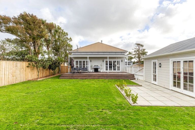 Photo of property in 17 Perrin Place, Kelvin Grove, Palmerston North, 4414