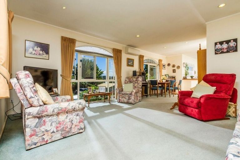 Photo of property in 11 William Souter Street, Forrest Hill, Auckland, 0620