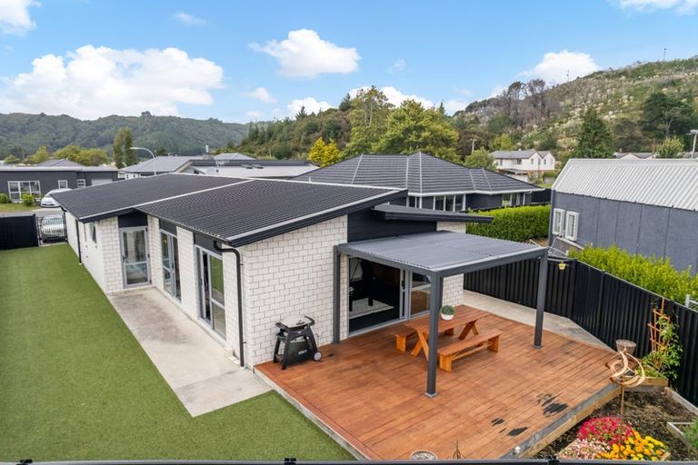 Photo of property in 14 Passchendaele Grove, Trentham, Upper Hutt, 5018