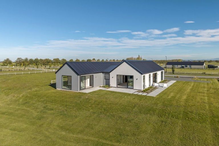 Photo of property in 14 Village Green Drive, Huntingdon, 7774