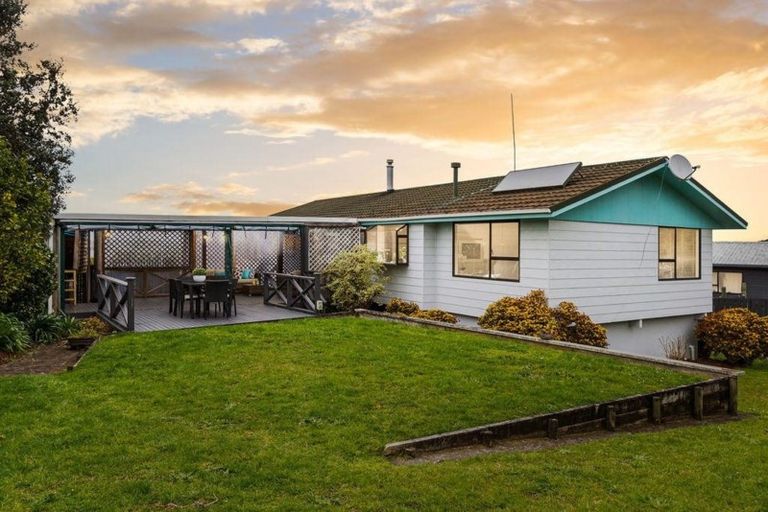 Photo of property in 9 Moxham Grove, Massey, Auckland, 0614