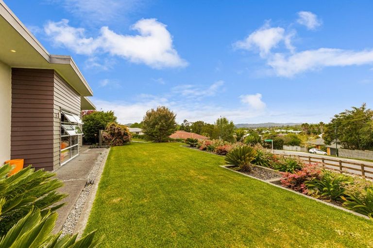 Photo of property in 1 Gavinike Place, Waimauku, 0812