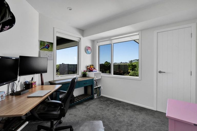 Photo of property in 4 Vardon Way, Waiwhakaiho, New Plymouth, 4312