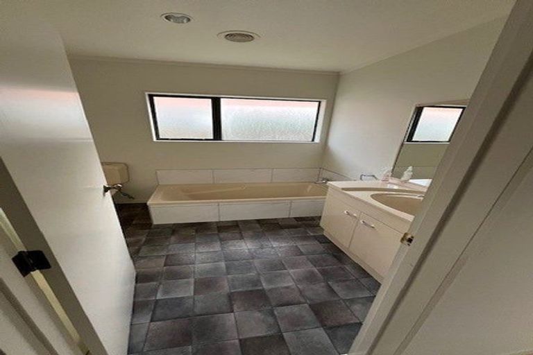 Photo of property in 2 Kowhai Grove, Waikanae, 5036