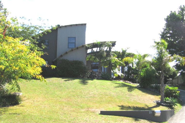 Photo of property in 2/19 Saddleback Rise, Murrays Bay, Auckland, 0630