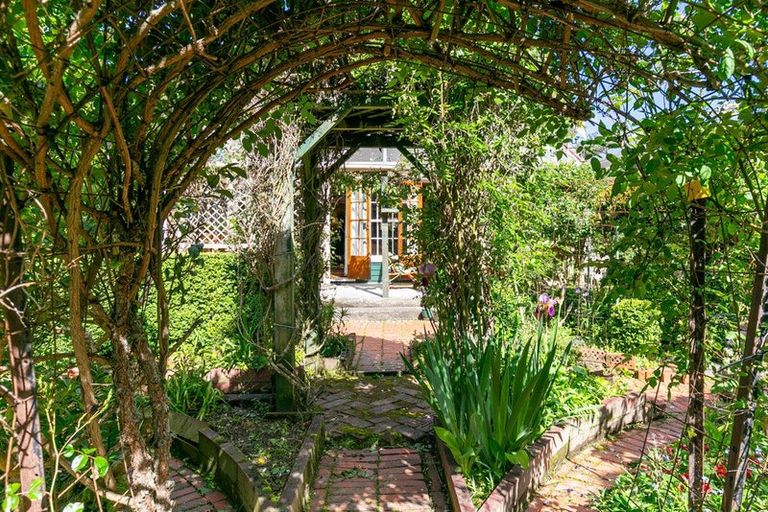 Photo of property in 1 Woodmancote Road, Khandallah, Wellington, 6035