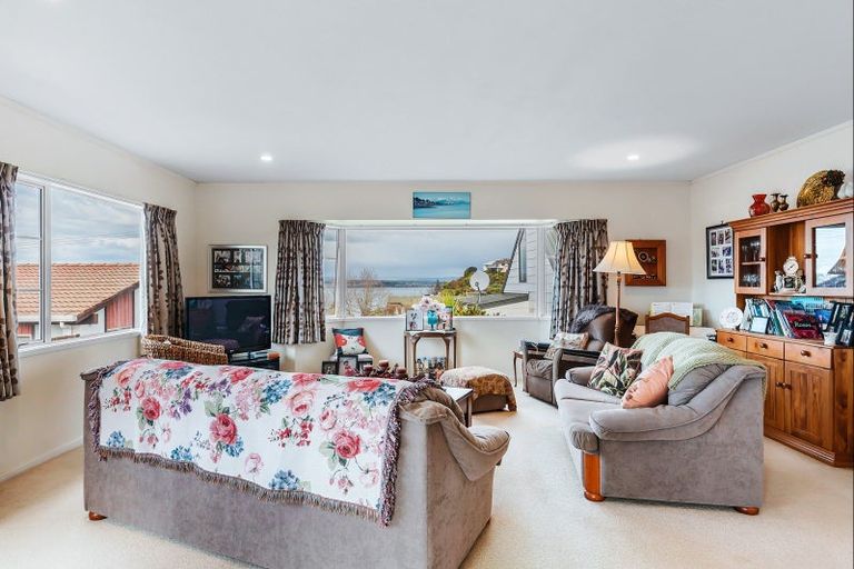 Photo of property in 2/8 Kinder Street, Acacia Bay, Taupo, 3330