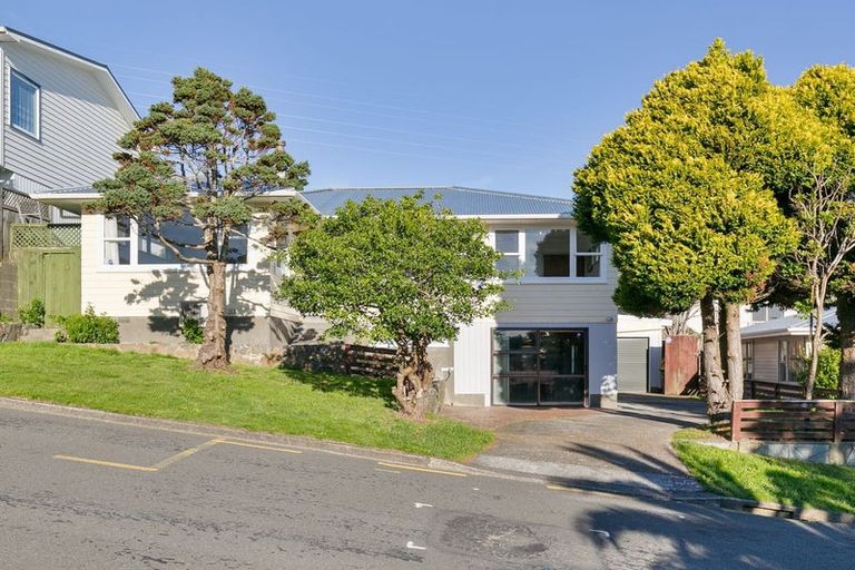 Photo of property in 31 Link Road, Newlands, Wellington, 6037