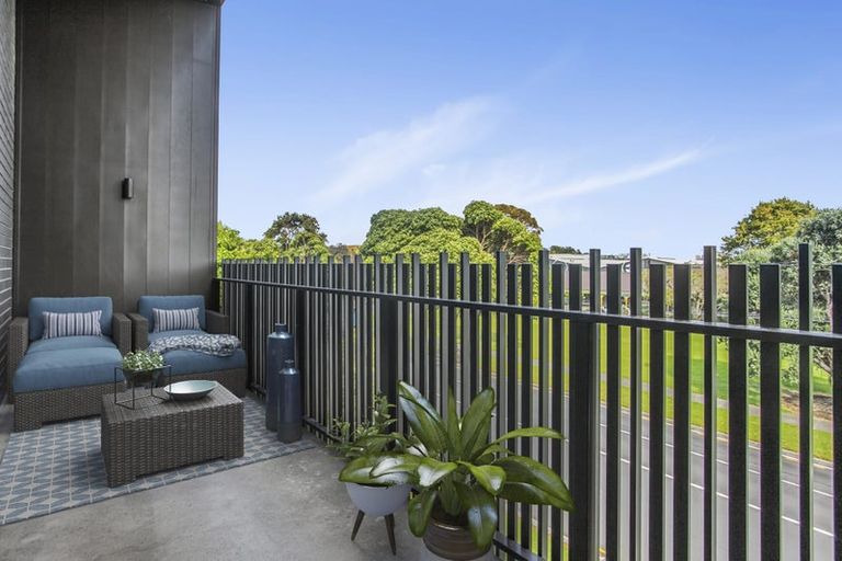 Photo of property in 25 Potter Avenue, Northcote, Auckland, 0627
