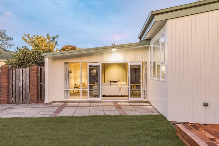 Photo of property in 20 Derrett Place, Saint Martins, Christchurch, 8022