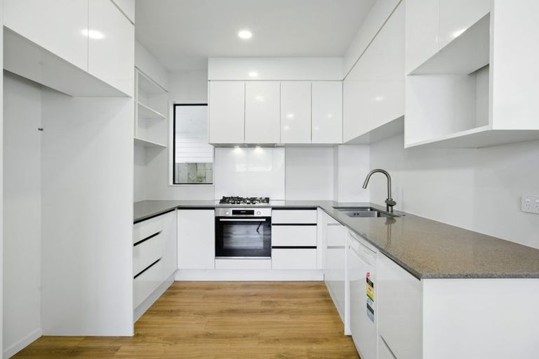 Photo of property in 43a Fitzherbert Avenue, West Harbour, Auckland, 0618