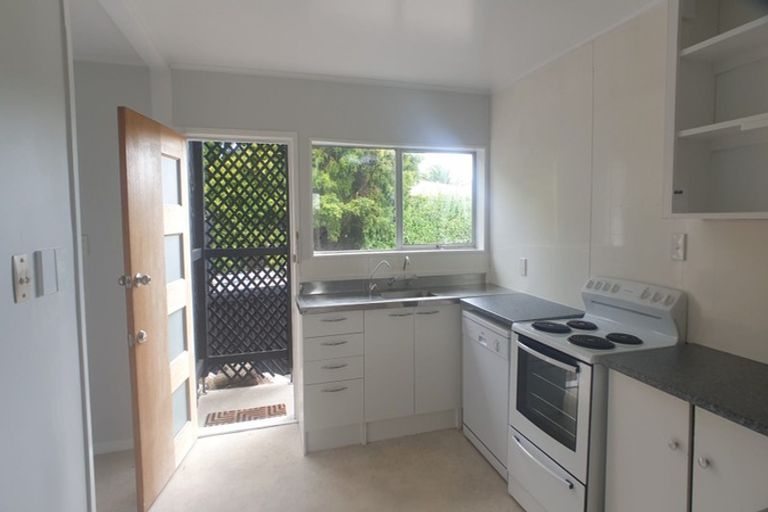 Photo of property in 60 Rewarewa Road, Te Atatu Peninsula, Auckland, 0610