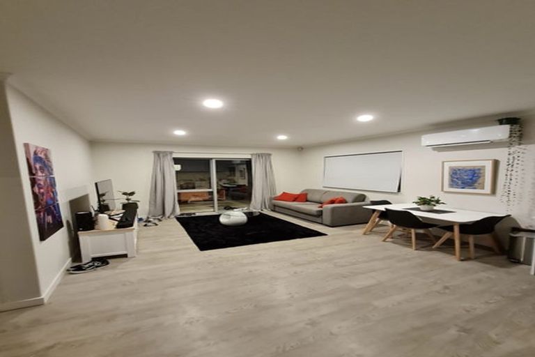 Photo of property in 13 Walter Ruddock Avenue, Kumeu, 0810
