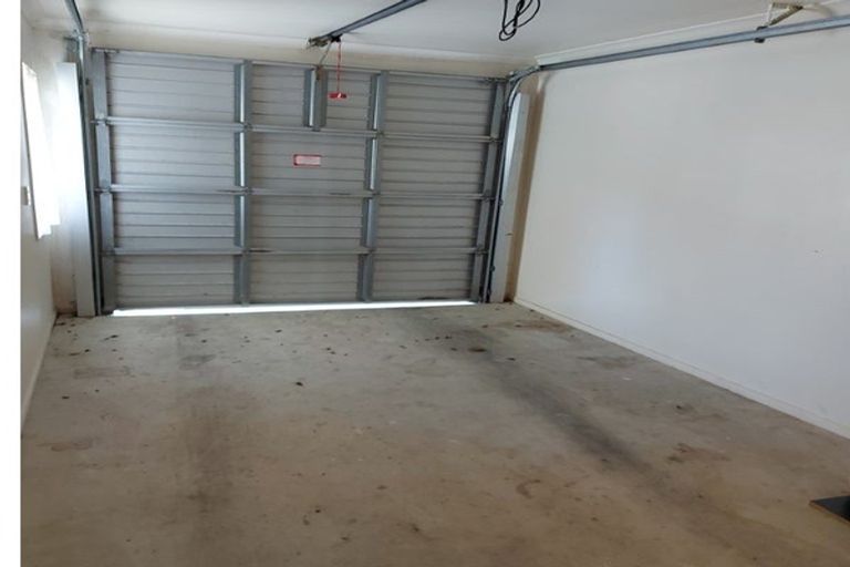 Photo of property in 2 Stella Grove, Newlands, Wellington, 6037