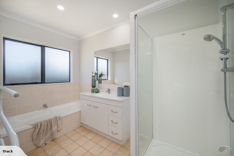 Photo of property in 3 Naul Place, East Tamaki Heights, Auckland, 2016