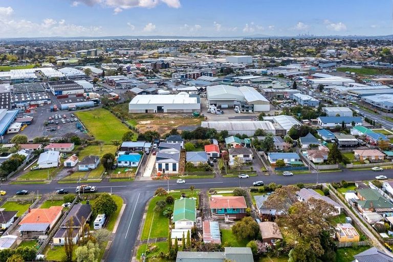 Photo of property in 12 Garelja Road, Henderson, Auckland, 0612