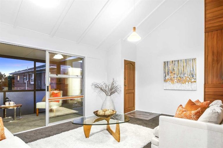 Photo of property in 2/22 Roberts Road, Glenfield, Auckland, 0629