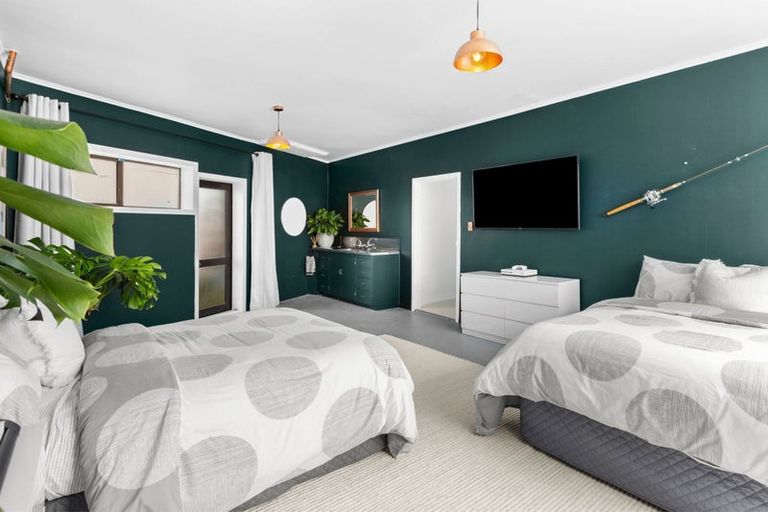 Photo of property in 8 Wallace Place, Westown, New Plymouth, 4310